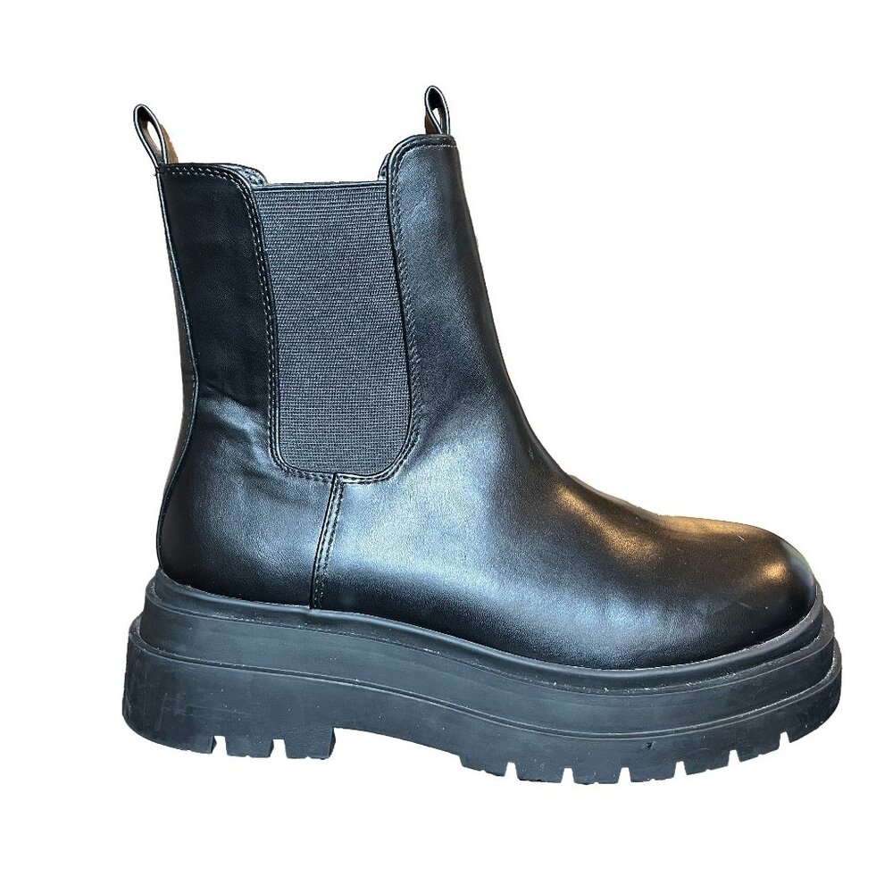 Urban Outfitters Chunky Chelsea Boot Black
